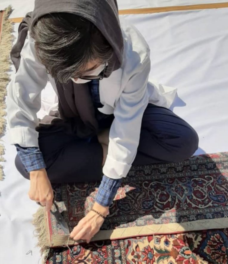 Repairing the edge of a hand-woven carpet